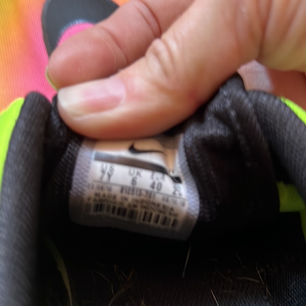 Neon Nike shoe. Fits women &.5 - Picture 4 of 4